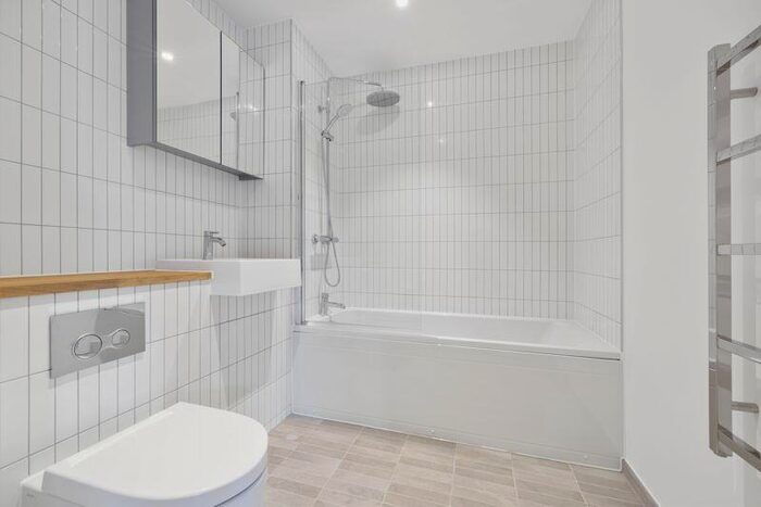 3 Bedroom Flat To Rent In Immediate Move In - Lion Green Road, Coulsdon, CR5