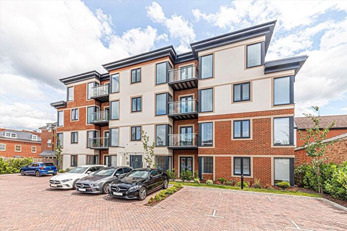 1 Bedroom Flat To Rent In Springfield Lane, Weybridge, KT13