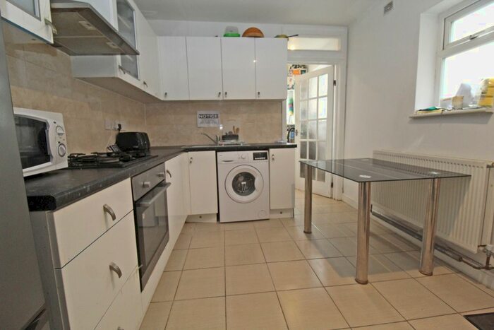 2 Bedroom Flat To Rent In High Street Colliers Wood, Colliers Wood, London, SW19