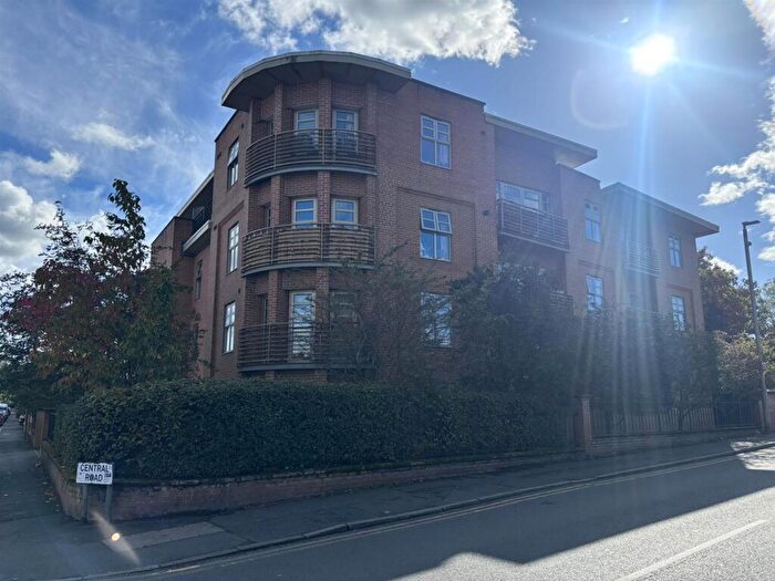 2 Bedroom Flat To Rent In Central Road, West Didsbury, Manchester, M20
