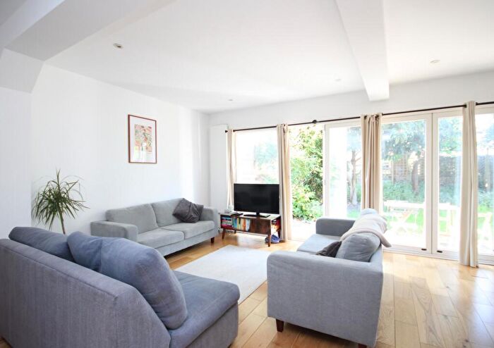 3 Bedroom Flat To Rent In Freegrove Road, Islington, N7