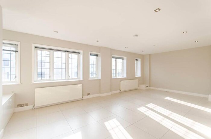 3 Bedroom Flat To Rent In Wellington Road, St John's Wood, London, NW8