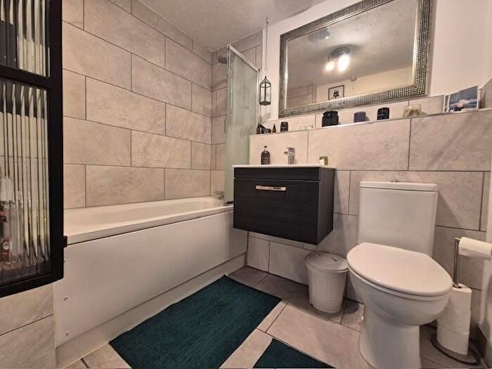 1 Bedroom Flat For Sale In Darwin Court, Gravel Walk, Rochester, ME1