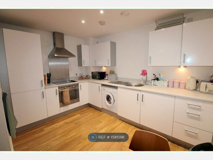 2 Bedroom Flat To Rent In Bute Crescent, Cardiff, CF10