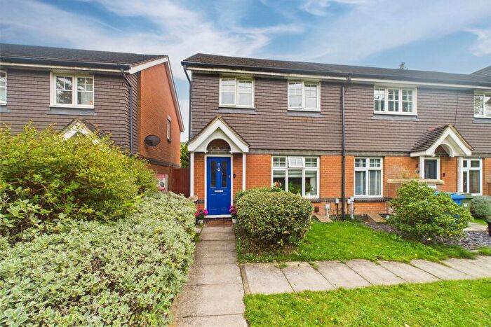 3 Bedroom End Of Terrace House For Sale In Pakenham Road, Bracknell, Berkshire, RG12
