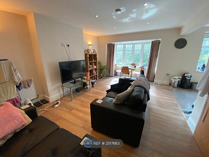 2 Bedroom Flat To Rent In Otley Road, Leeds, LS6