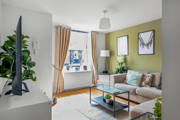 1 Bedroom Flat To Rent In Croydon Road, Caterham, CR3