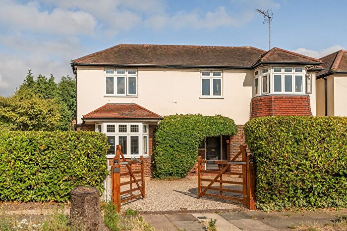 4 Bedroom Detached House For Sale In Chalkwell Park Avenue, Enfield, EN1