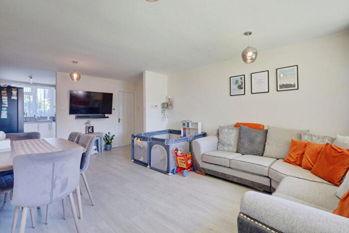 2 Bedroom Flat For Sale In Templewood Court, Benfleet, SS7