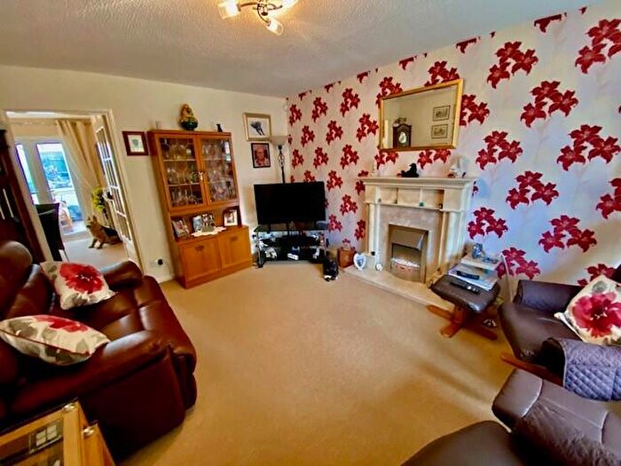 3 Bedroom End Of Terrace House For Sale In Newey Close, Birmingham, B45