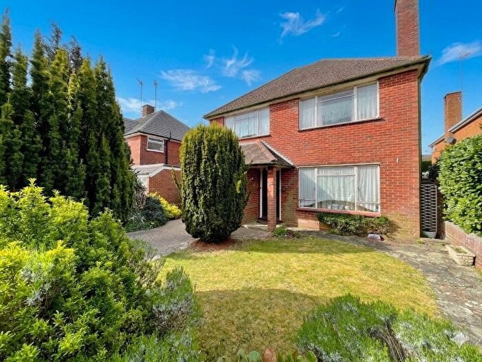 3 Bedroom Detached House For Sale In Blandford Avenue, Luton, Bedfordshire, LU2