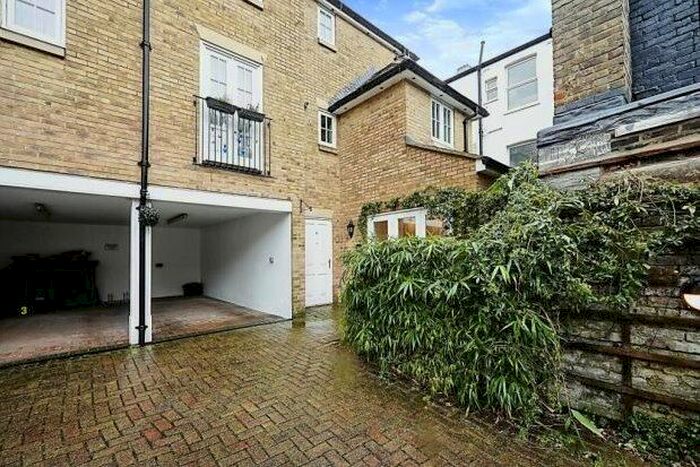 2 Bedroom Town House To Rent In Queens Courtyard, Dover, CT17