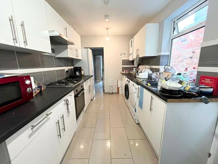 6 Bedroom Terraced House To Rent In Brighton Road, Reading, RG6