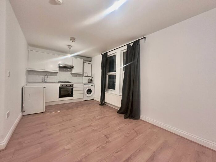 3 Bedroom Flat To Rent In Garratt Lane, SW17