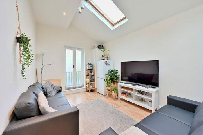 3 Bedroom Flat To Rent In Alexandra Road, Wimbledon, London, SW19