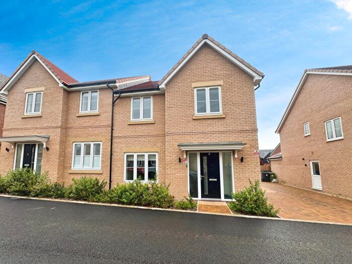4 Bedroom Semi-Detached House For Sale In Hampton Heights, Peterborough, PE7
