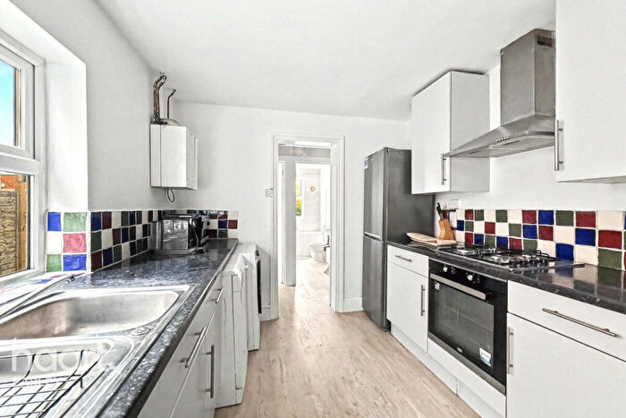 4 Bedroom Semi Detached House To Rent In Kings Road, Reading, RG4