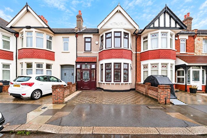 3 Bedroom Terraced House For Sale In Lynford Gardens, Ilford, IG3