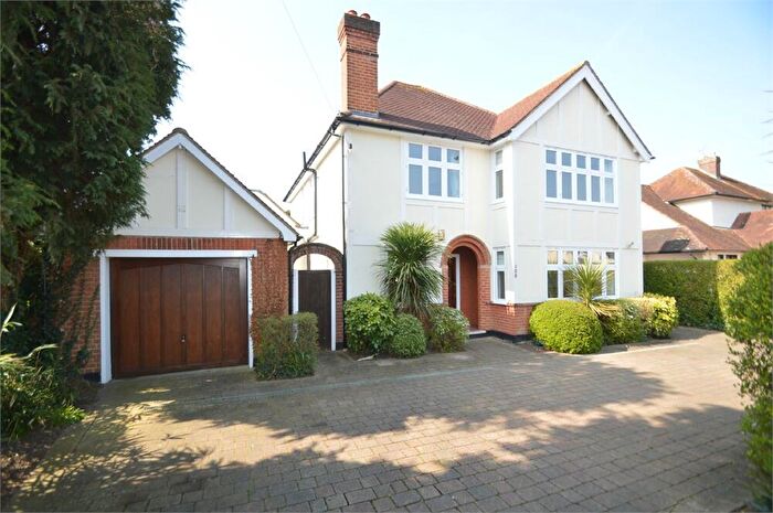 4 Bedroom Detached House To Rent In West Grove, Hersham, Walton-on-Thames, KT12