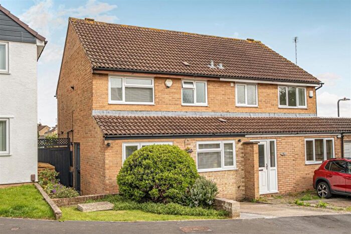 3 Bedroom Semi Detached House For Sale In Kingsleigh Park, Kingswood, Bristol, BS15