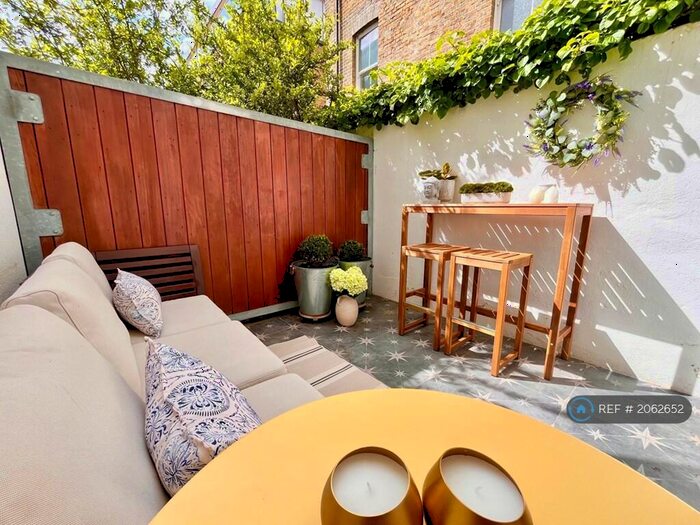 2 Bedroom Flat To Rent In Gifford Street, London, N1