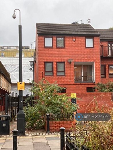 3 Bedroom Maisonette To Rent In Martlesham Walk, Manchester City Centre, M4