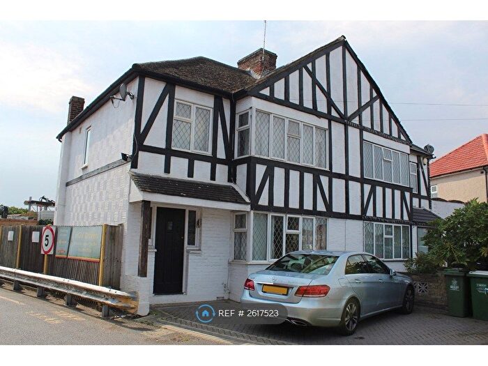 4 Bedroom Semi-Detached House To Rent In Pickford Close, Bexleyheath, DA7