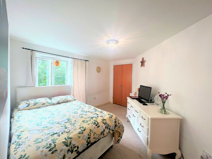 2 Bedroom Flat To Rent In St. Georges Way, SE15