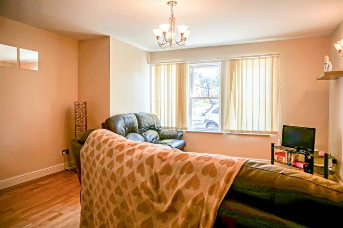 2 Bedroom Flat To Rent In Broomfield Cres, Leeds, LS6