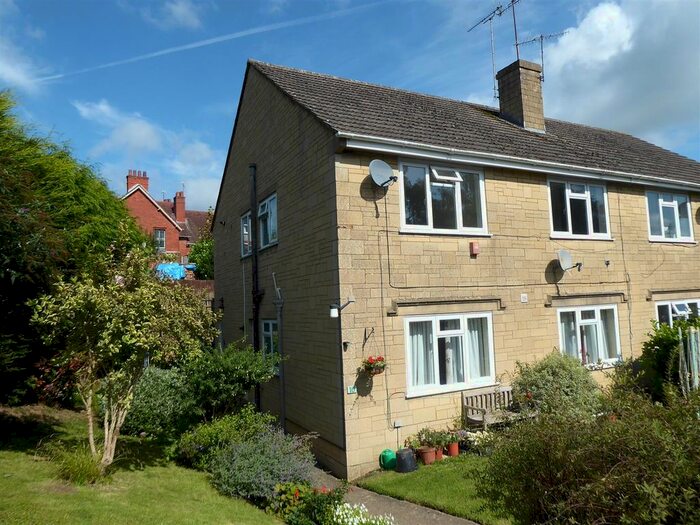 2 Bedroom Flat To Rent In Cedar Drive, Dursley, GL11