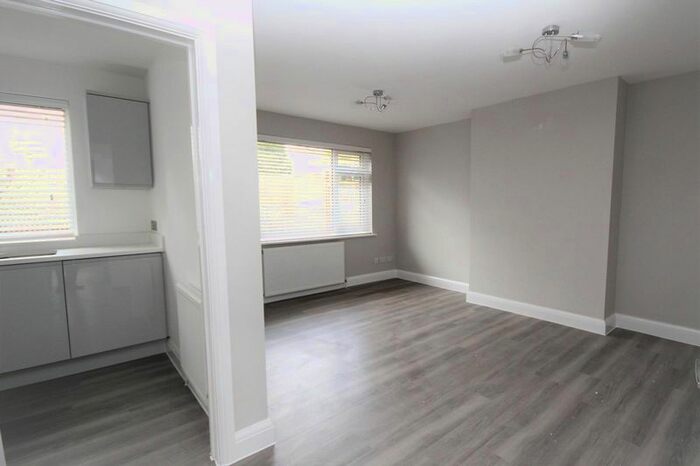 2 Bedroom Flat To Rent In Chelmsford Road, Shenfield, Brentwood, CM15