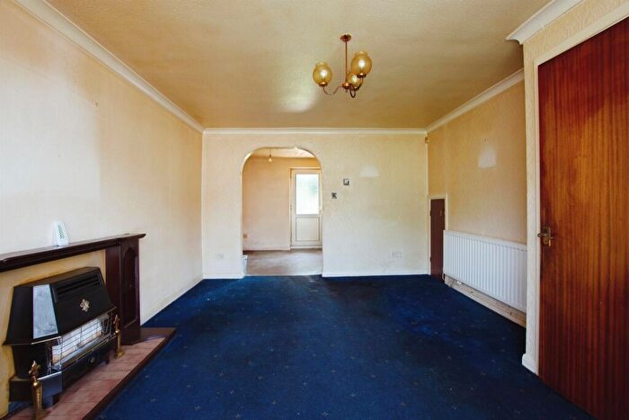 3 Bedroom Semi-Detached House For Sale In Willaston Close, Nottingham, NG6