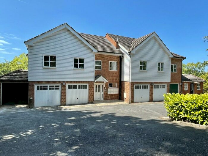 2 Bedroom Apartment To Rent In Wrenwood Court, CR8