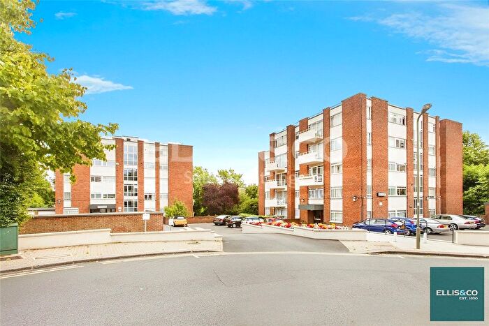 2 Bedroom Flat To Rent In James Close, Woodlands, Golders Green, NW11