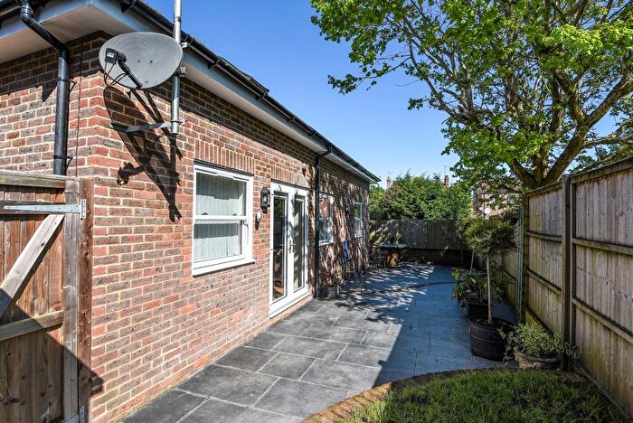 3 Bedroom Flat To Rent In Sydney Road, Haywards Heath, RH16