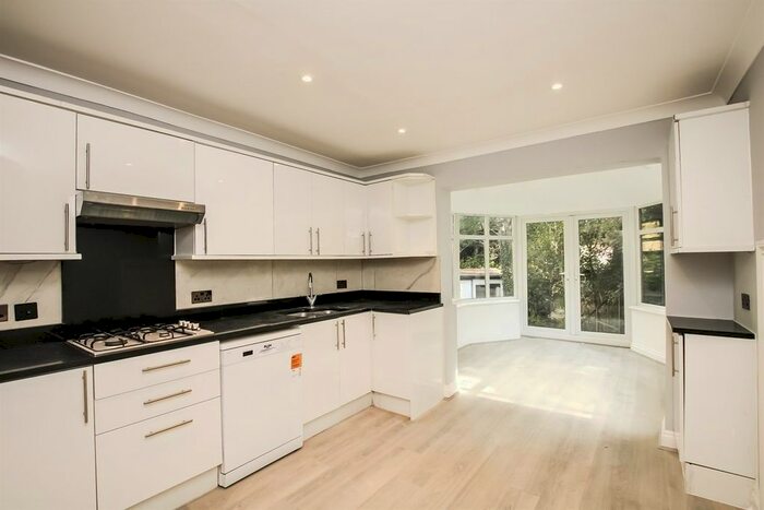 3 Bedroom Cottage To Rent In Tenterden Grove, Hendon, NW4