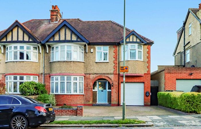5 Bedroom Semi-Detached House To Rent In The Ridgeway, Friern Barnet, London, N11