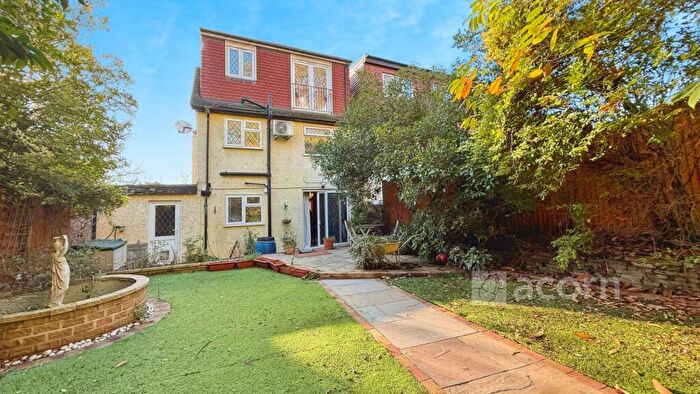 4 Bedroom Semi Detached House To Rent In Rochester Drive Bexley, DA5