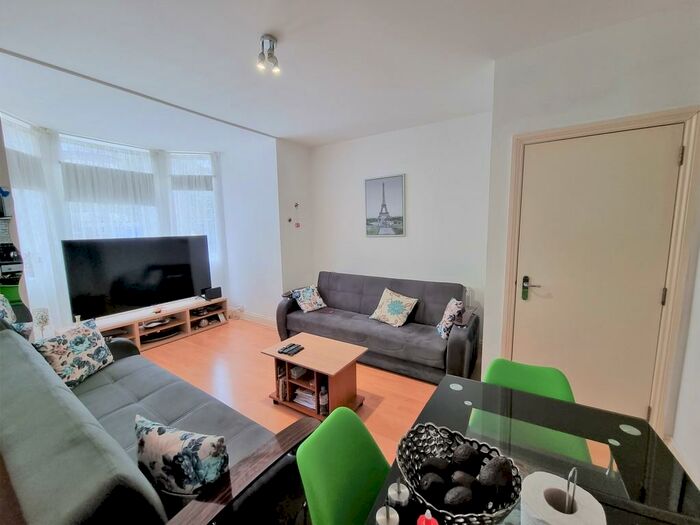 2 Bedroom Flat To Rent In Kidderminster Road, CR0