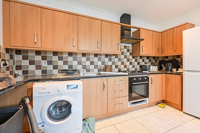 4 Bedroom Flat To Rent In Kings Avenue, Balham, London, SW12