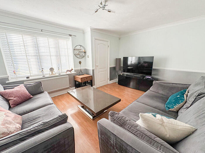 3 Bedroom Detached House For Sale In Falcon Close, Rayleigh, SS6