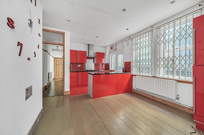 3 Bedroom Maisonette To Rent In Bonneville Gardens, London, SW4