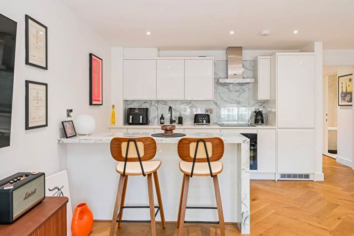 1 Bedroom Flat For Sale In Glebelands Court, South Woodford, London, E18