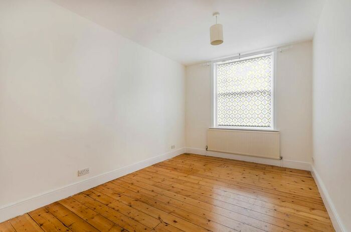 2 Bedroom Flat To Rent In Stanlake Road, Shepherd's Bush, London, W12