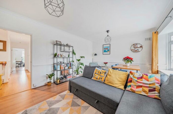 2 Bedroom Flat To Rent In Lawrie Park Gardens Sydenham, SE26