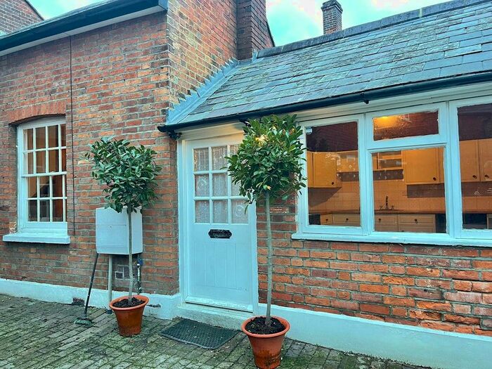 3 Bedroom Property To Rent In London Road, Aston Clinton, Aylesbury, HP22