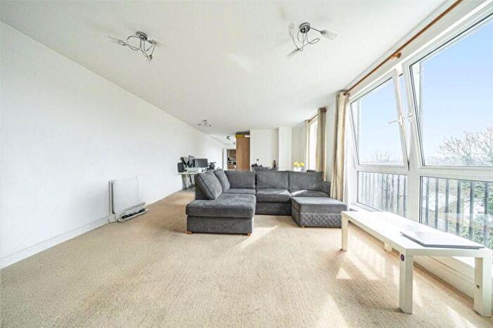 2 Bedroom Apartment For Sale In Venture Court, Canal Road, Gravesend, DA12