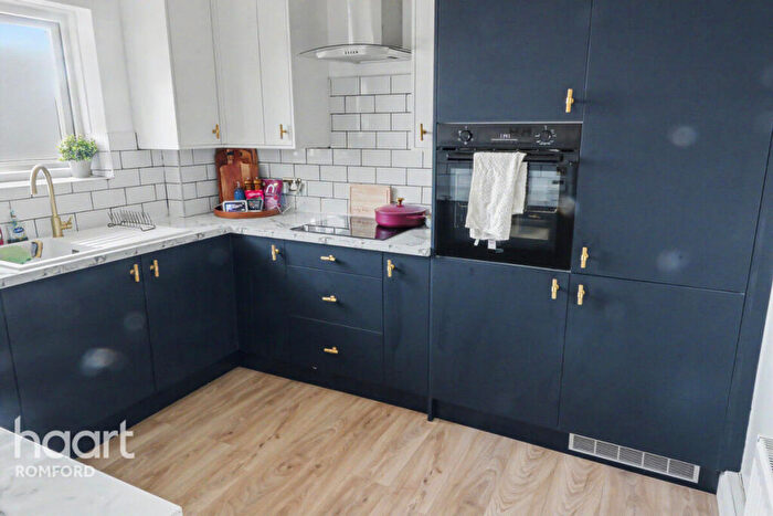 2 Bedroom Flat To Rent In Bell Avenue, Romford, RM3