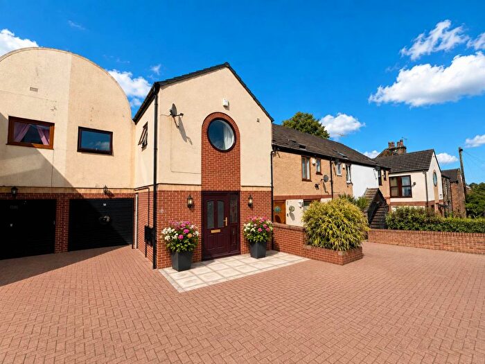 3 Bedroom Town House To Rent In Osborne Mews, Barnsley, S70