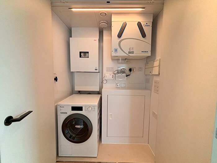 1 Bedroom Flat To Rent In Reflection Apartments, Cascade Way, W12